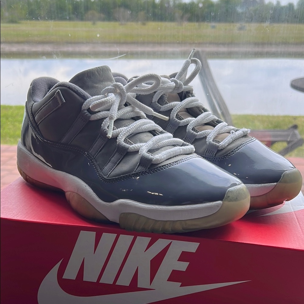 Jordan 11 low cool gray mens 10.5 discoloration on the left tongue
